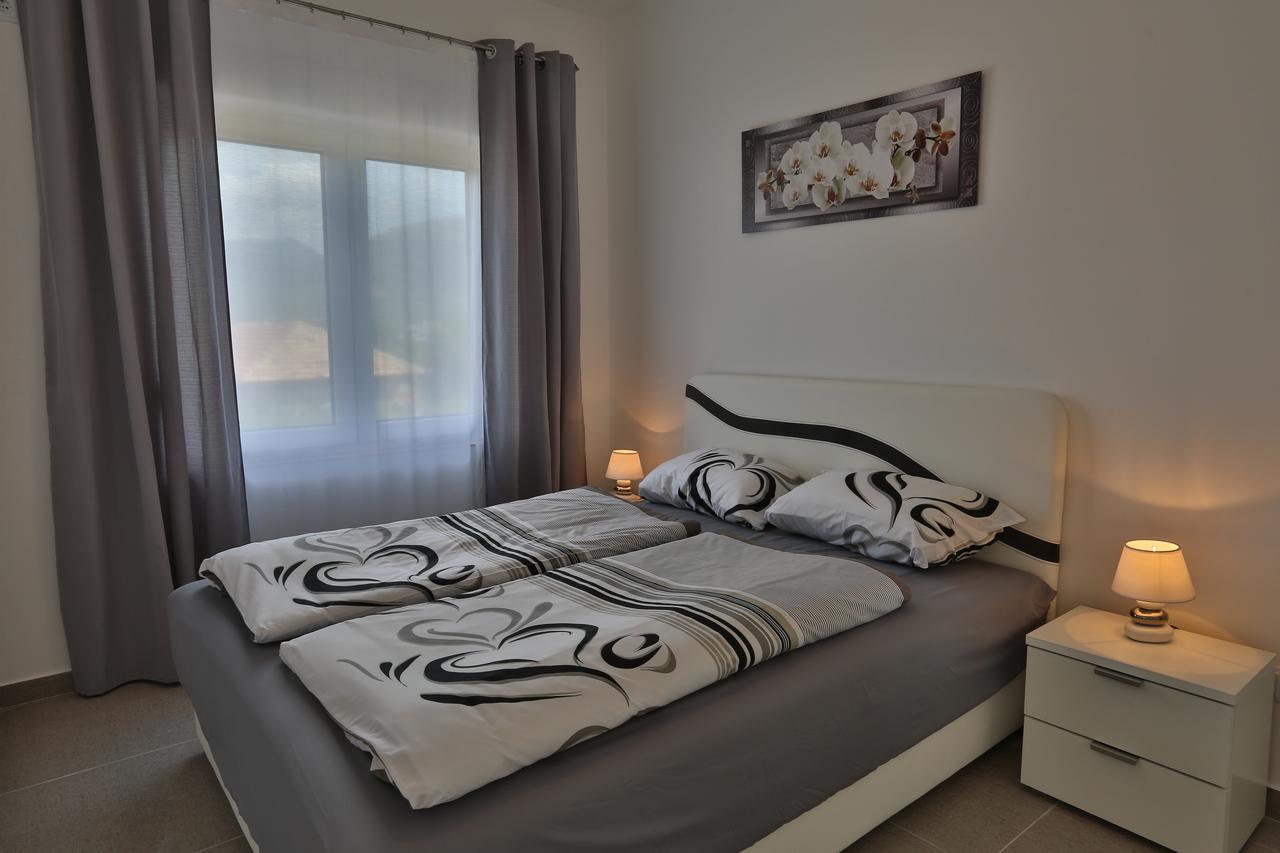 Kristina Apartments Tivat Luaran gambar
