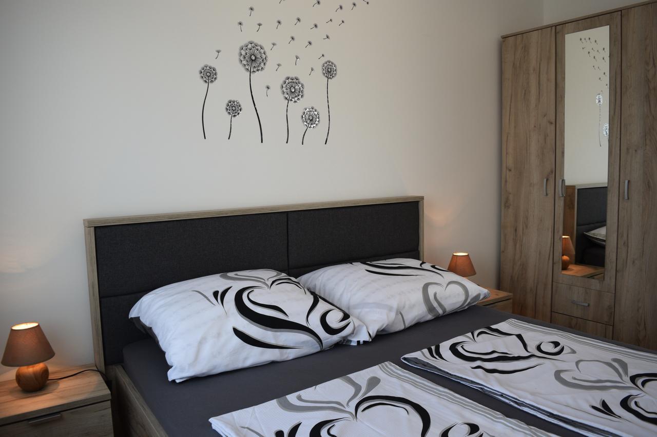 Kristina Apartments Tivat Luaran gambar